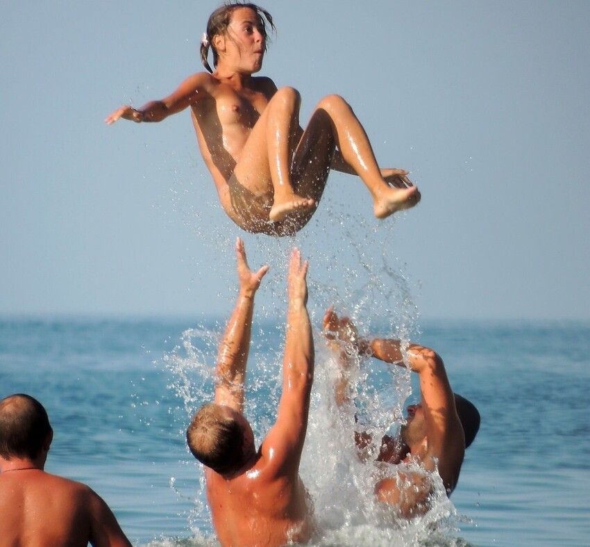 850x787, 121 Kb / Нудисты, море, бросок