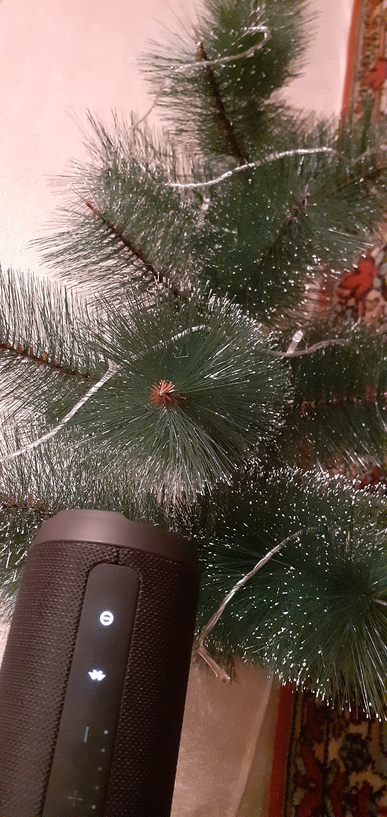 782x1651, 596 Kb / Ёлка, колонка, гирлянда, ковёр