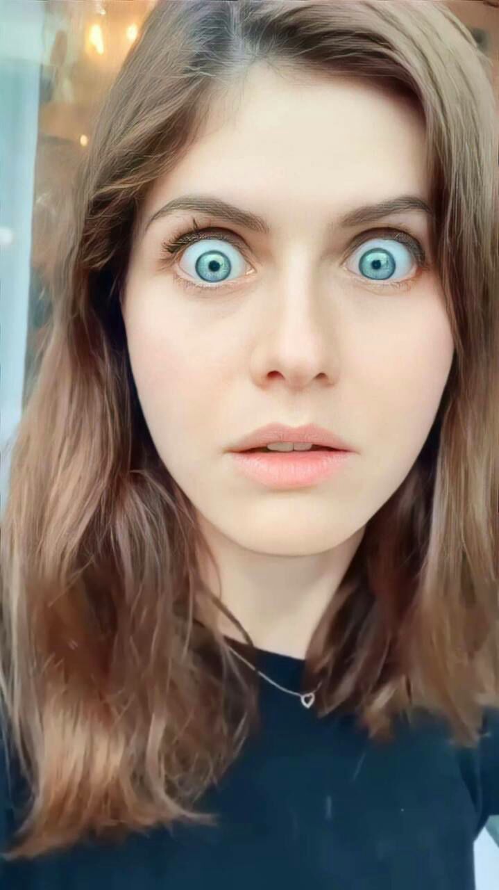 719x1280, 86 Kb / глаза, шатенка, взгляд, цепочка, кулон, сердечко, Alexandra Daddario