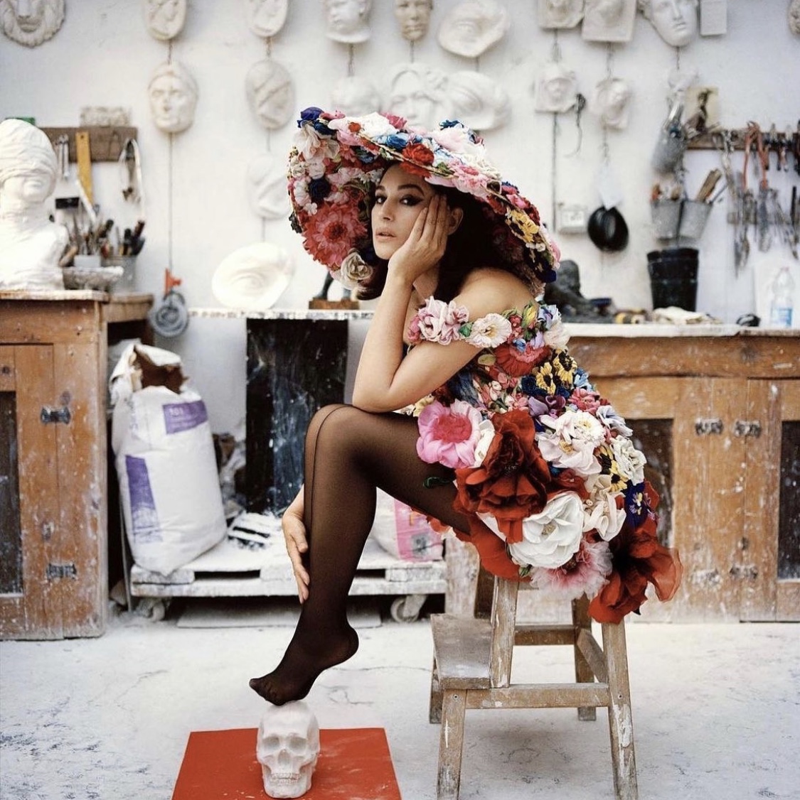 1125x1126, 403 Kb / Monica Bellucci, Моника беллуччи, шляпа, цветы, череп