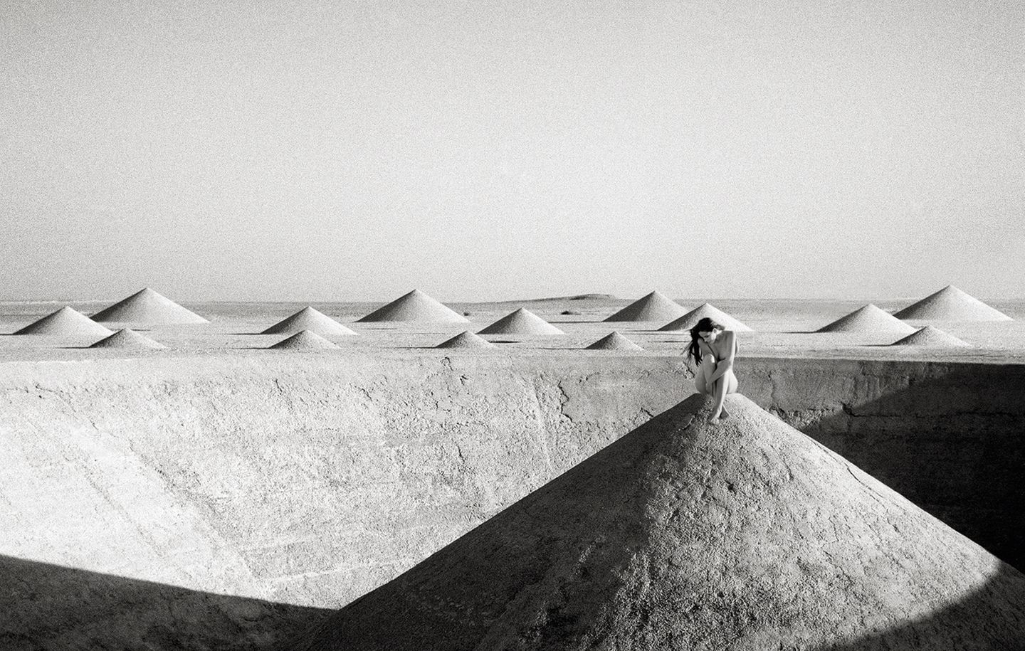 1440x915, 291 Kb / женщина, насыпи, конусы, ч/б