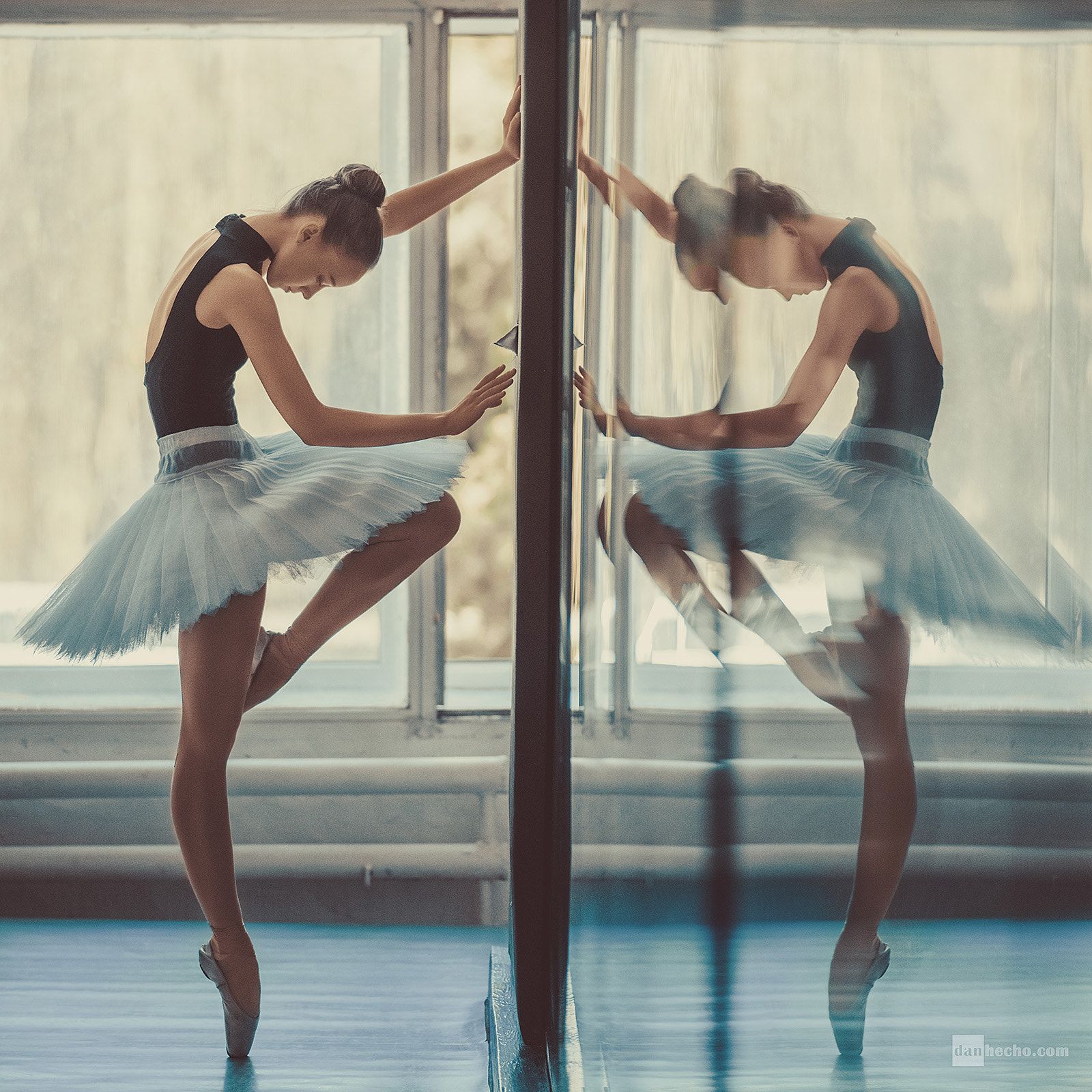 1600x1600, 364 Kb / балерина, окно, отражение, пачка