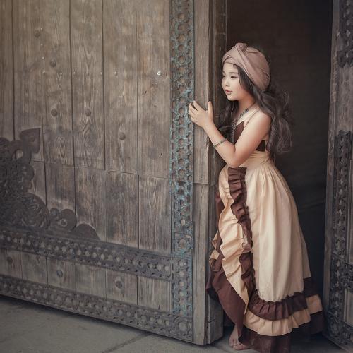 500x500, 52 Kb / девочка, платье, украшения, повязка, ворота, ковка