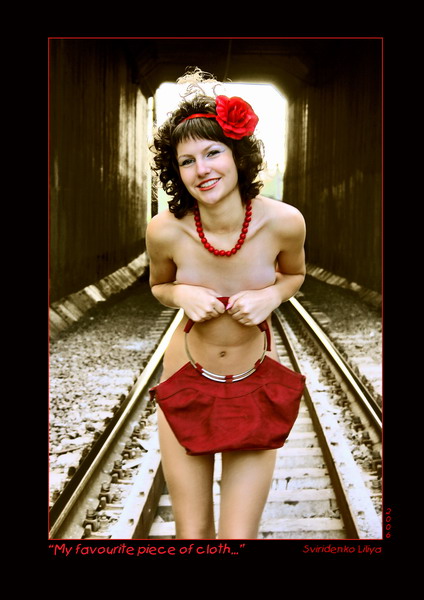 424x600, 73 Kb / художественная фотография, рельсы, туннель, красная сумка, бусы, роза