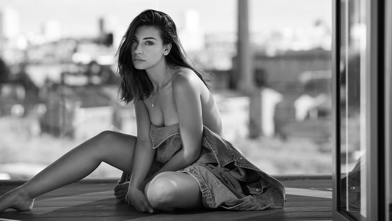 1280x720, 101 Kb / пол, сидит, куртка, Tess Perrone