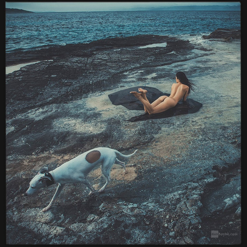 1000x1000, 412 Kb / женщина, покрывало, берег, камни, пес, воды, пятно