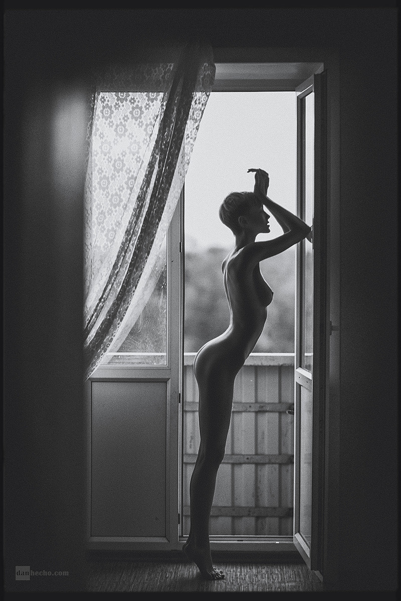 800x1200, 236 Kb / балкон, двери, проем, ч/б, женщина, штора