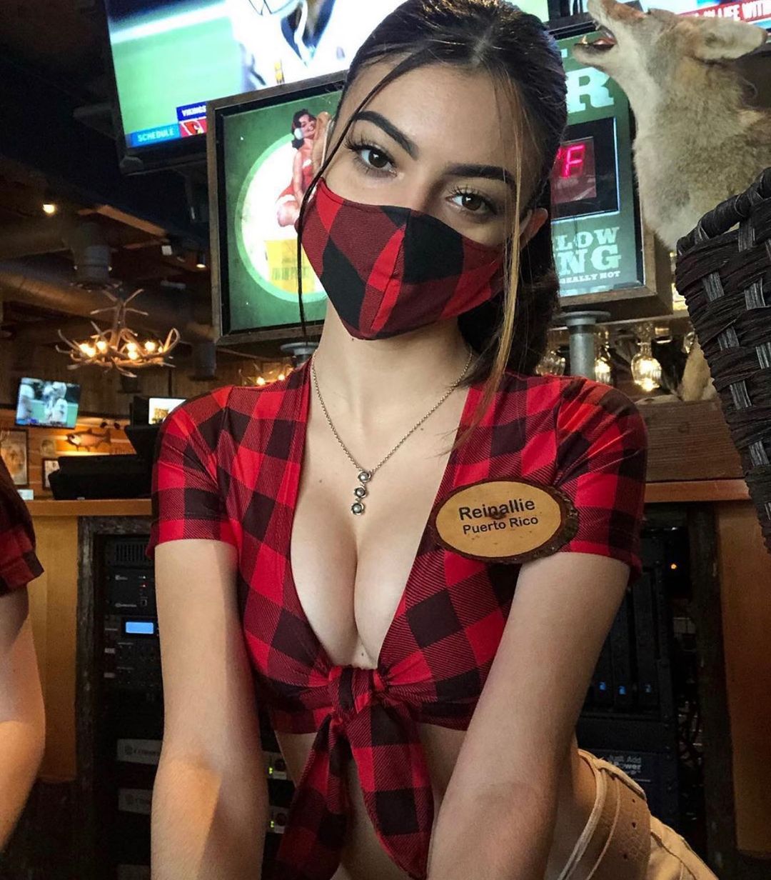 1080x1232, 196 Kb / вырез, клетка, кулон, маска, волк, бар, официантка