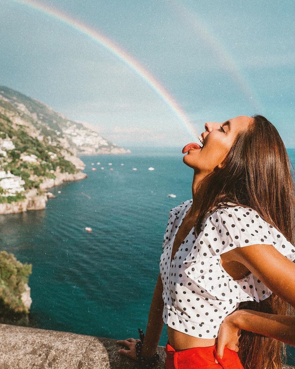 996x1246, 433 Kb / радуга, блузка, юбка, горошек, язык, море, берег, горы, узел, браслет, повязка