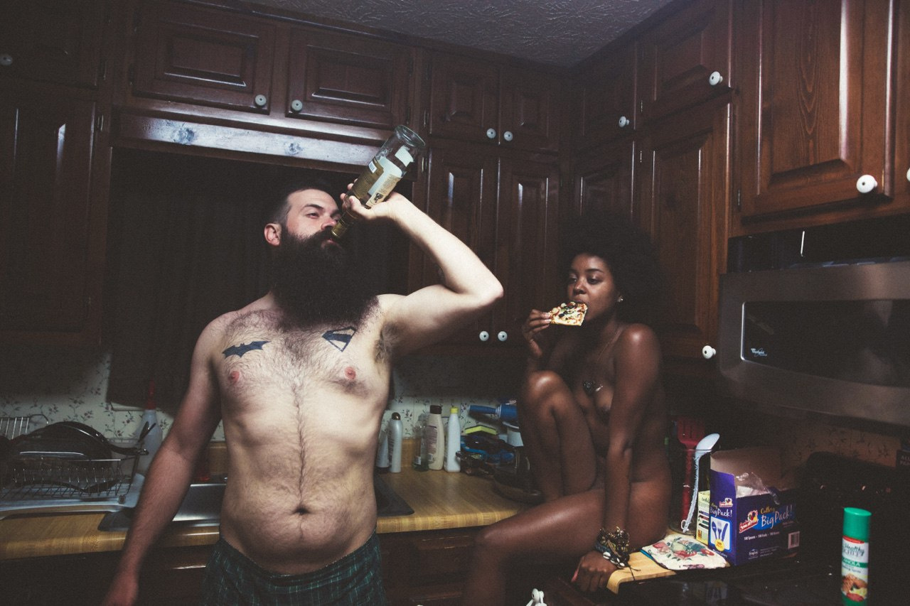 1280x853, 265 Kb / негра, бутылка, тату, кусочек пиццы, борода, кухня
