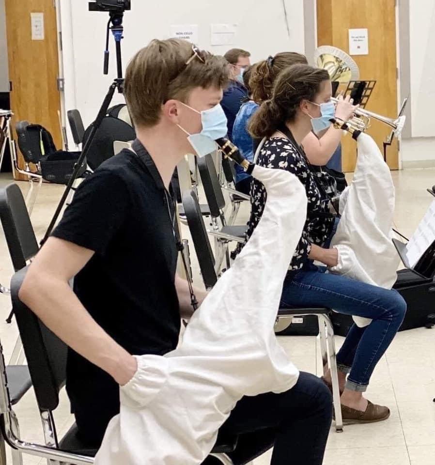 898x960, 123 Kb / Маска, труба, саксафоне, репетиция, пандемия, оркестр, ковид, коронавирус, очки