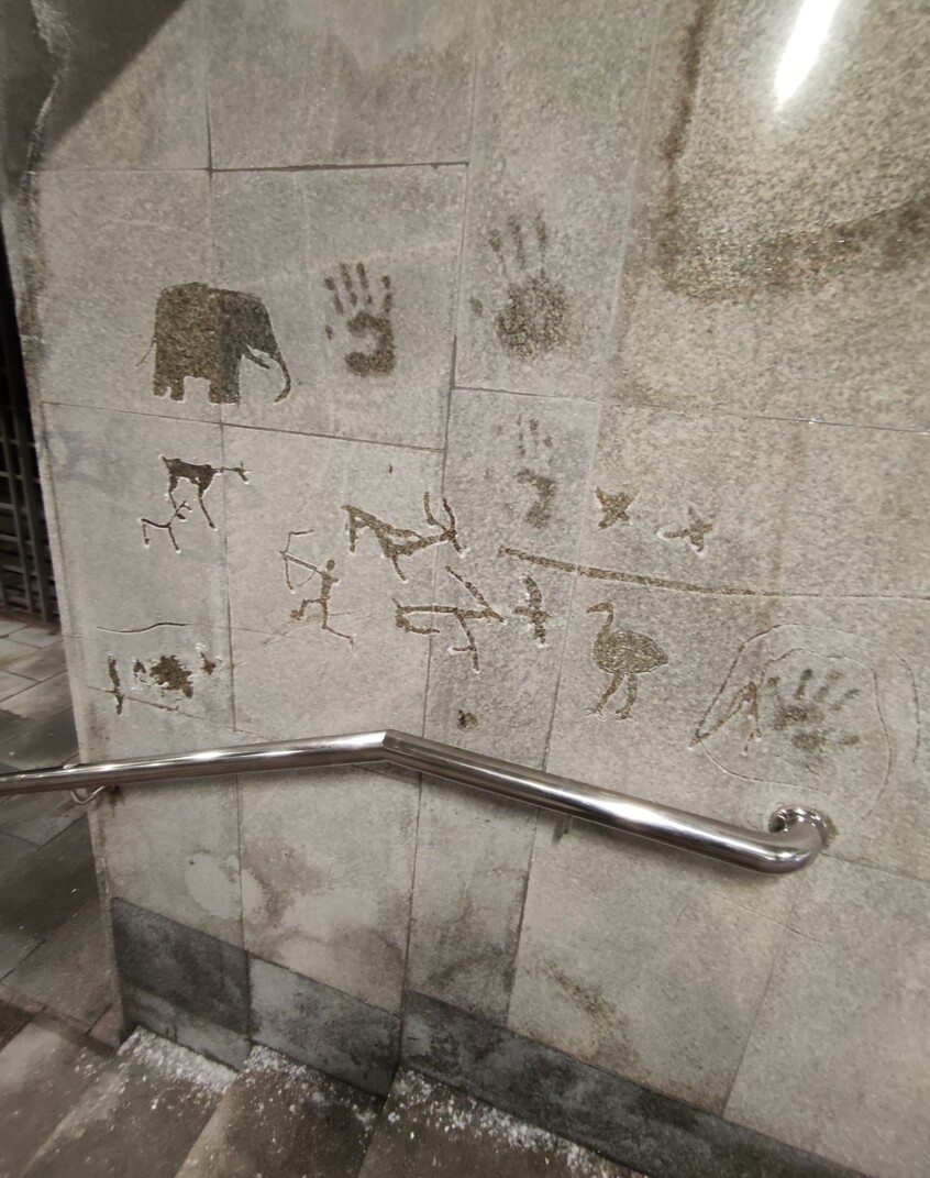 846x1071, 219 Kb / Переход, мрамор, метро, перила, изморозь, наскальные, рисунки, мамонт, поручень