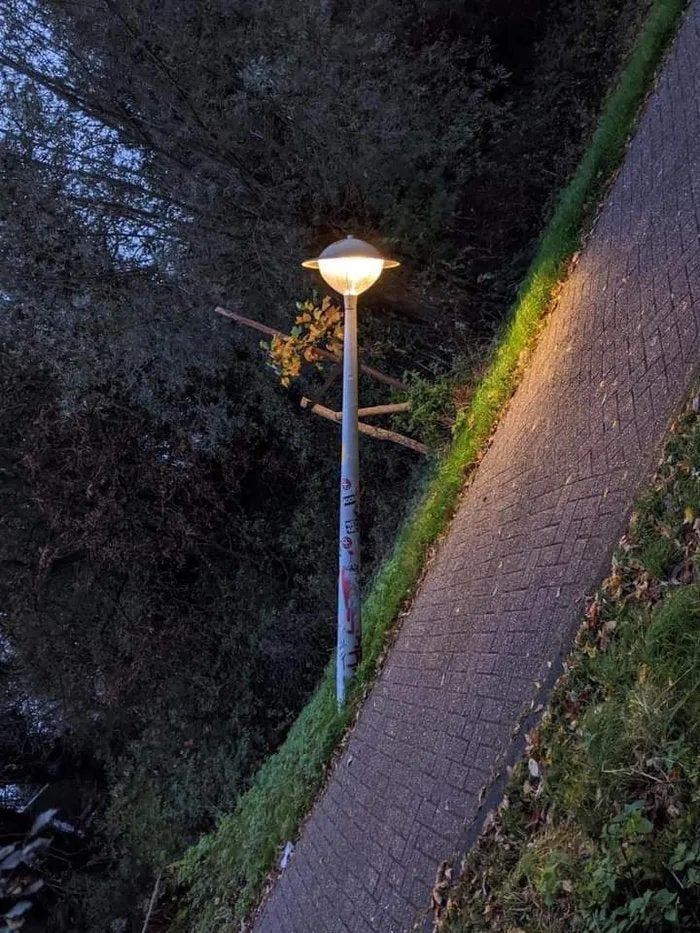 700x933, 251 Kb / Фонарь, дорожка, горизонт завален