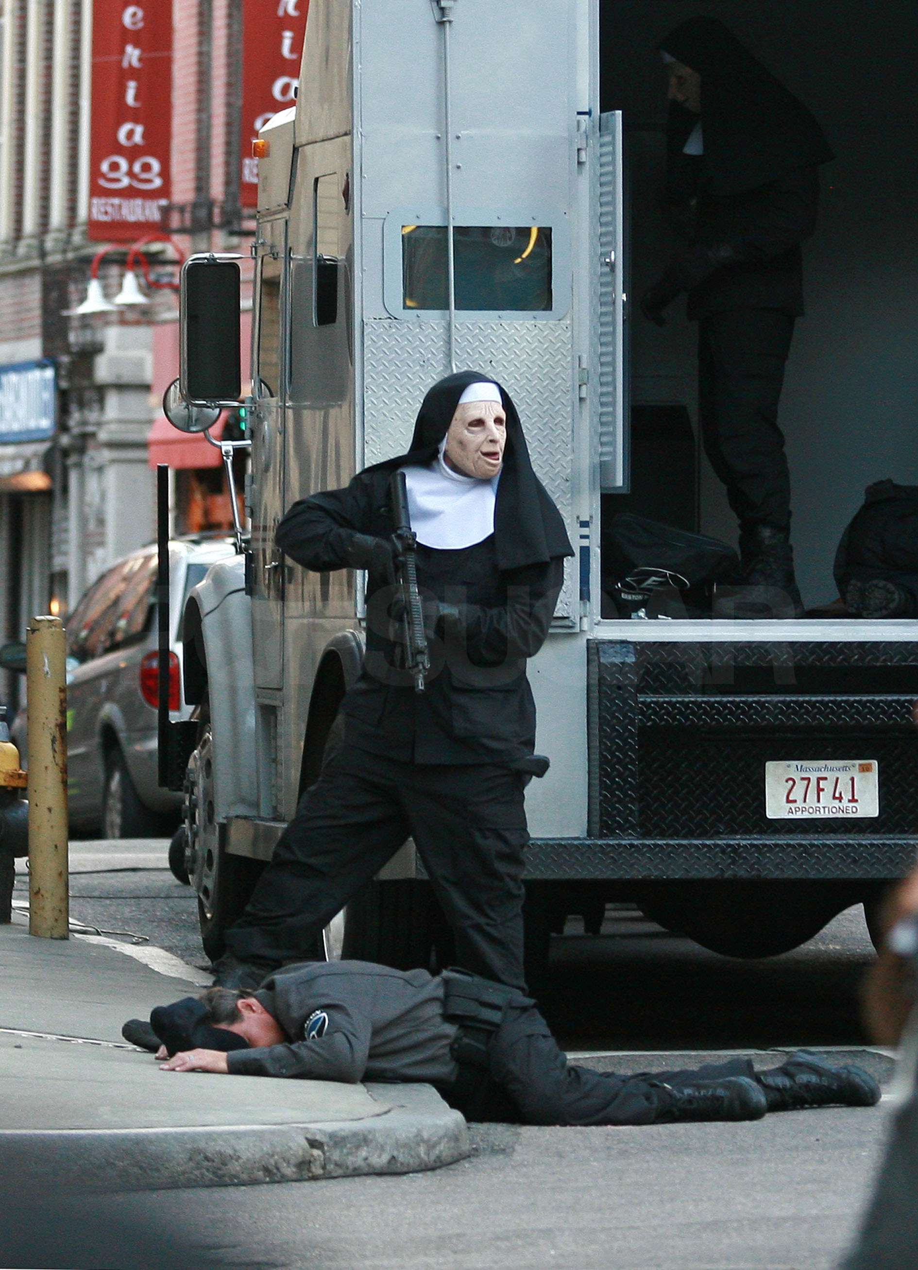 1890x2614, 435 Kb / монашка, автомат, ограбление, город воров, маска, грузовик, массачусетс, инкассация