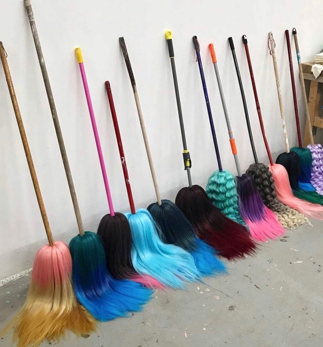 1054x1132, 167 Kb / щетки, парики, разноцветные