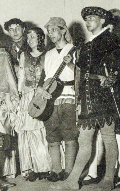 503x800, 176 Kb / театр, сцена, Германия, Йозеф Геббельс, гитара, шпага, шляпа, костюм