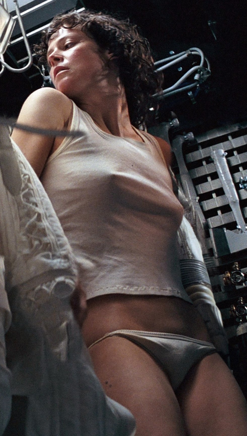 981x1728, 549 Kb / трусы, майка, чужой, Сигурни Уивер, Sigourney Weaver