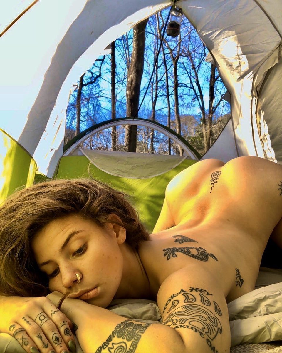 960x1200, 238 Kb / лес, палатка, тату, пирсинг, голая, раком, Indica Flower