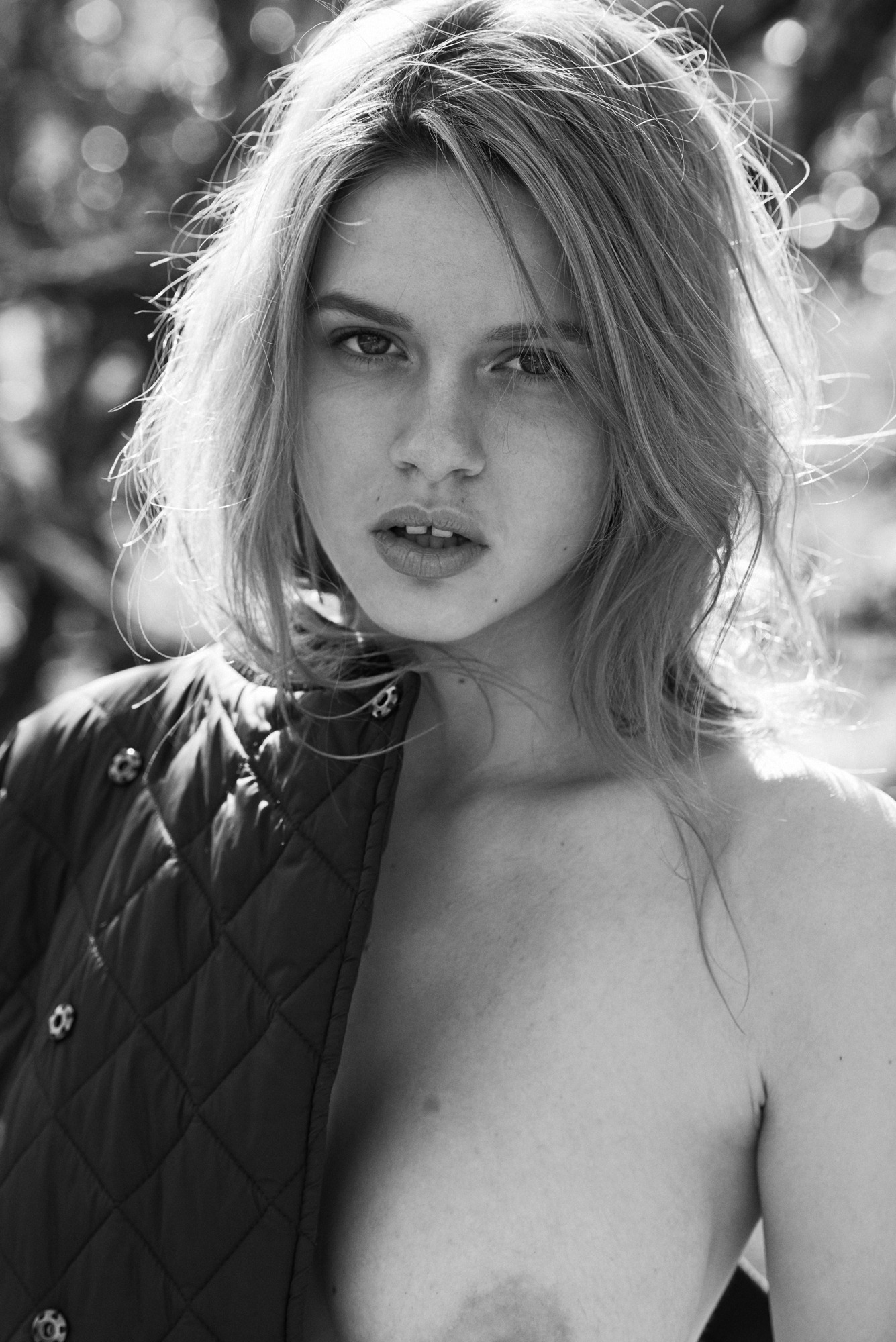 1335x2000, 589 Kb / ч/б, elle brittain, куртка, топлесс