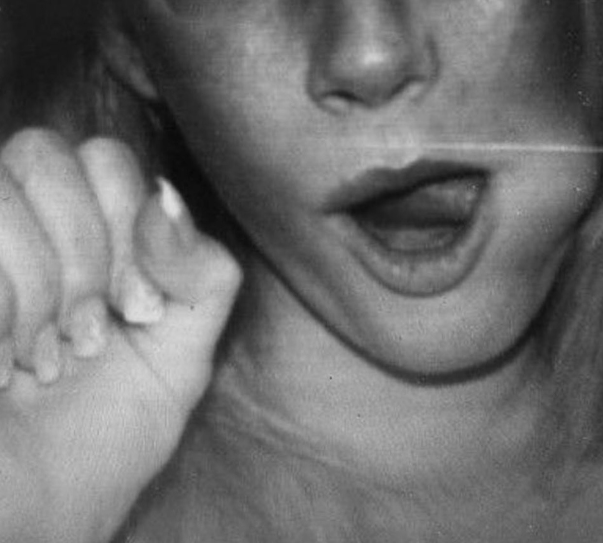 1242x1119, 146 Kb / девка, жест, щека, минет, ч/б