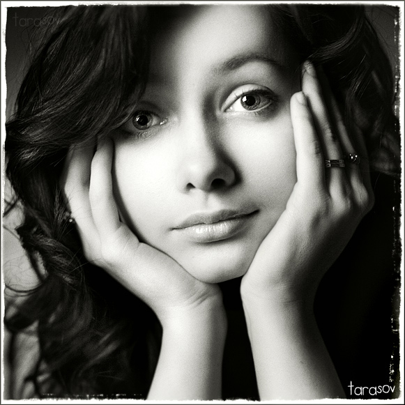 581x581, 138 Kb / ч/б, лицо, руки