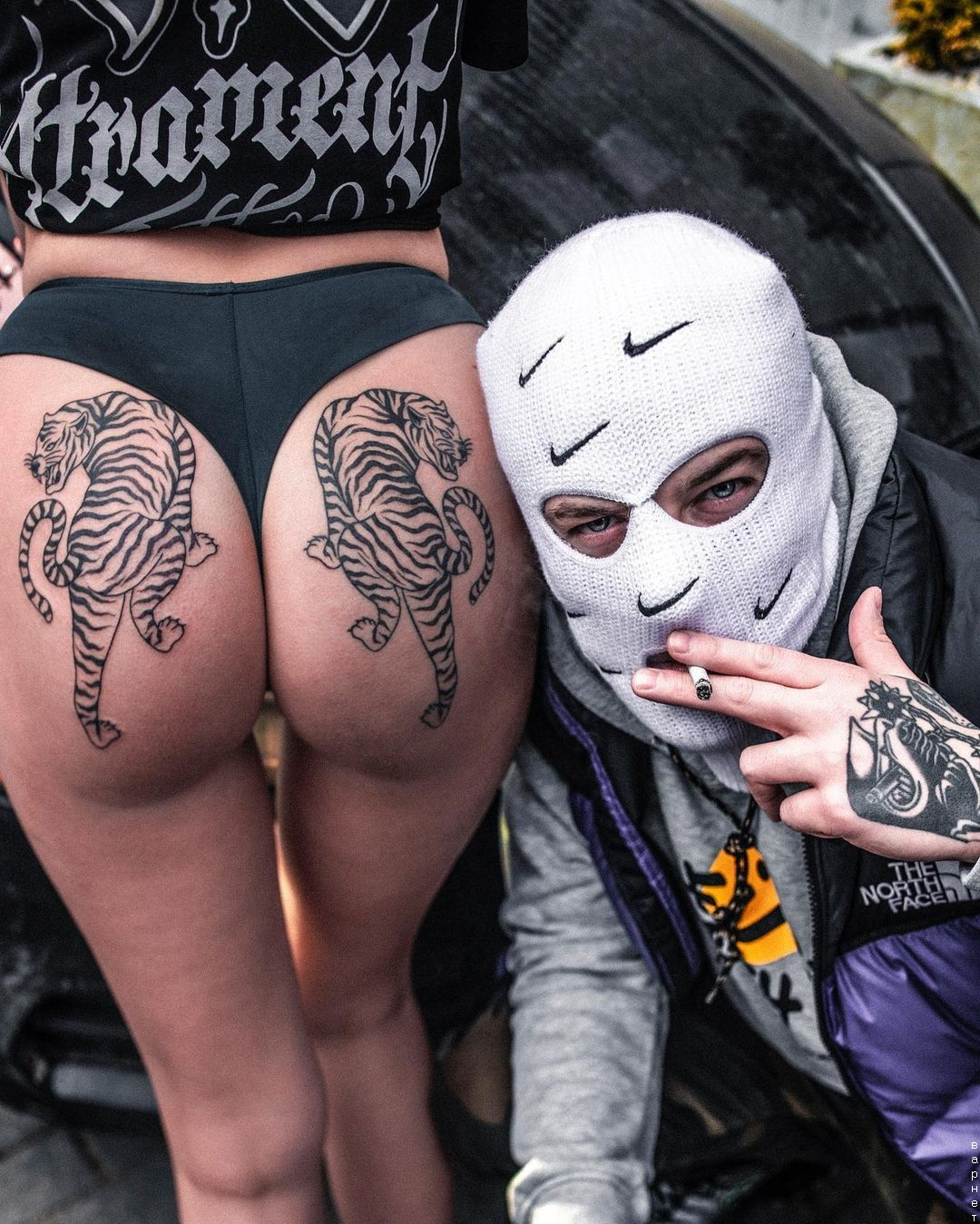 1080x1349, 461 Kb / девка, жопа, тату, маска, тигр, найк