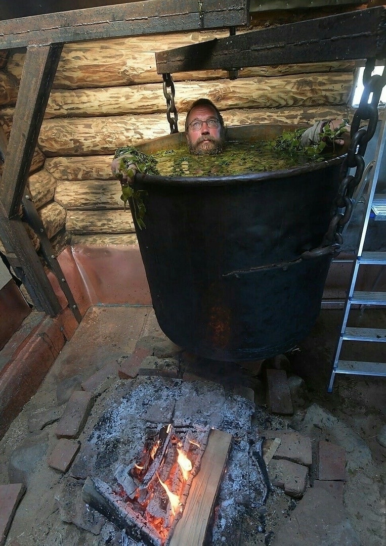 763x1080, 377 Kb / Чан, лестница, мужик, ведро, суп, герман стерлигов