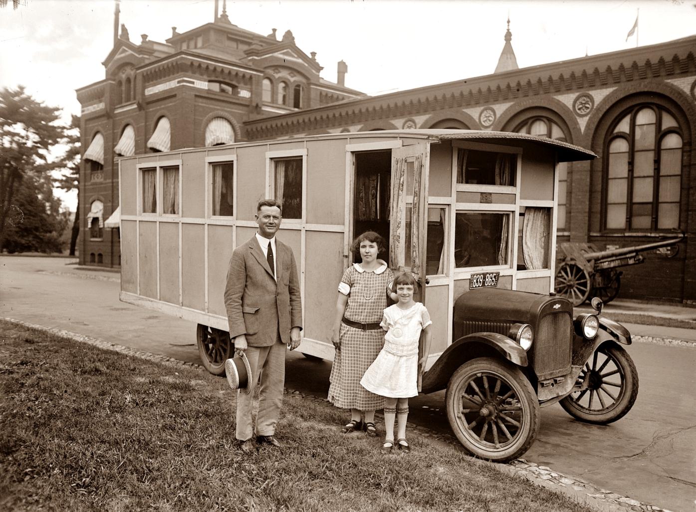 1395x1027, 257 Kb / автобус, ч/б, сепия, ретро