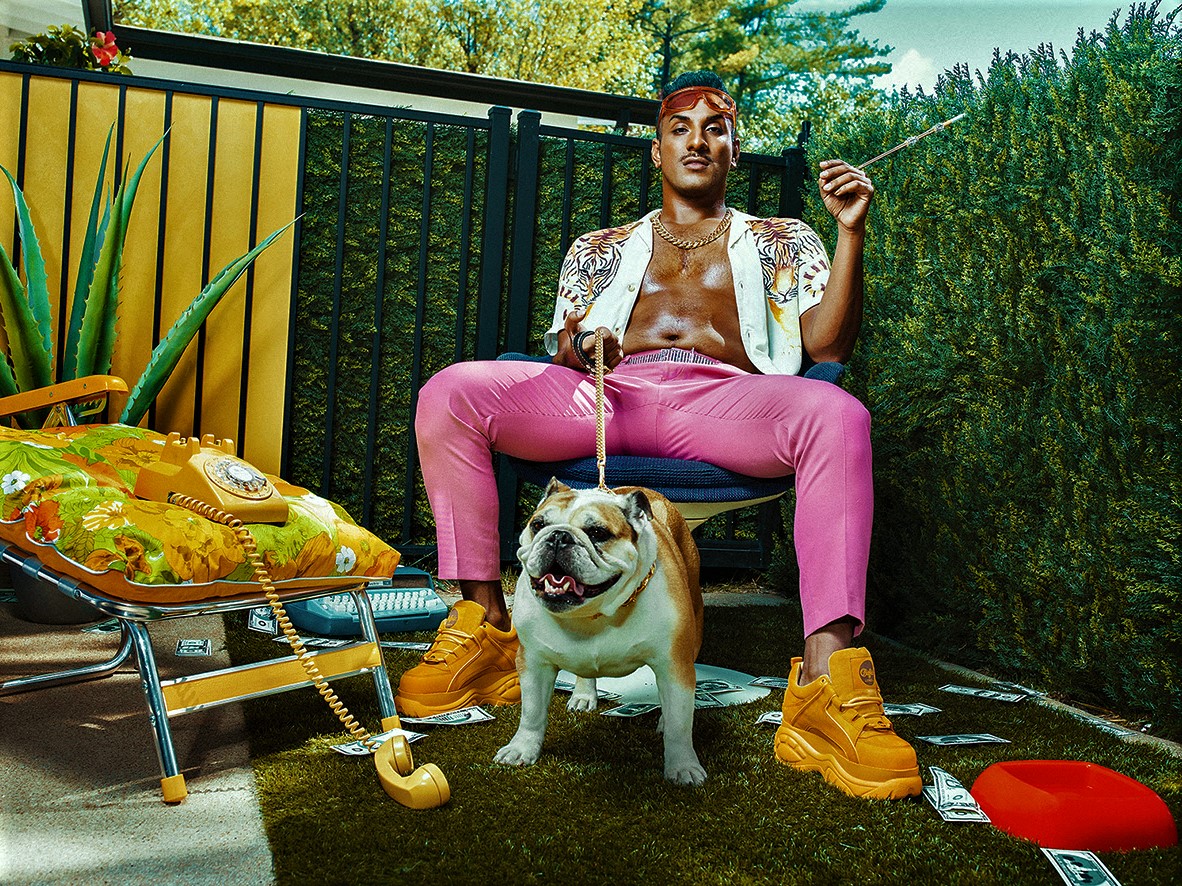 1182x886, 583 Kb / собака, телефон, баксы, цепь, кусты, зелень, кресло, очки, мундштук, алоэ, агава