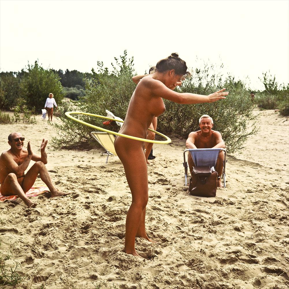 1000x1000, 255 Kb / пляж, песок, нудисты, обруч, кресло, шезлонг, кусты