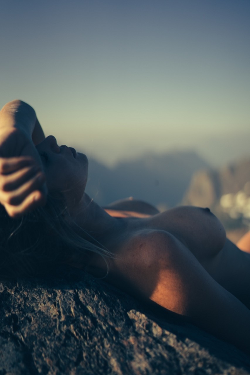 853x1280, 97 Kb / топлес, песок, пляж, Sara Jean Underwood