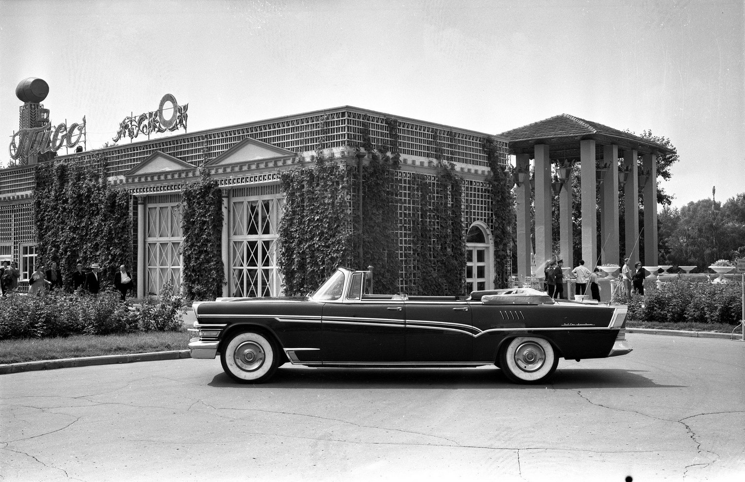 1512x979, 410 Kb / автомобиль, классика, ретро, пиво, ссср, выставка, ч/б, ВДНХ