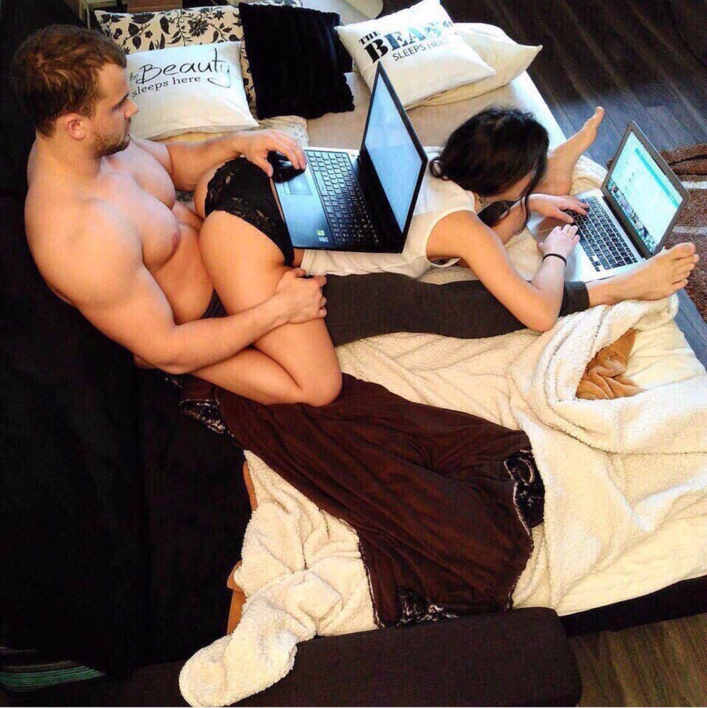 1399x1400, 268 Kb / Диван, ноутбуки, подставка, поза