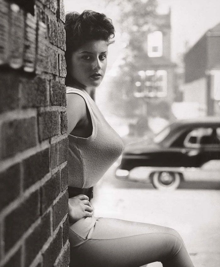 700x851, 76 Kb / девка, майка, сытные, ч/б, ретро, Caren Castro