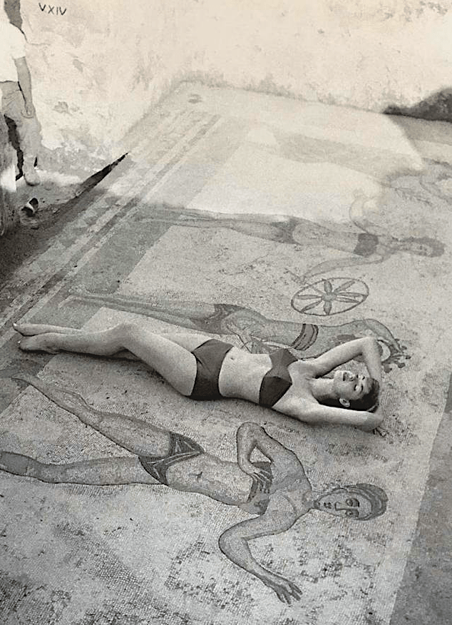 634x876, 361 Kb / девка, лежит, мозаика, ч/б, ретро