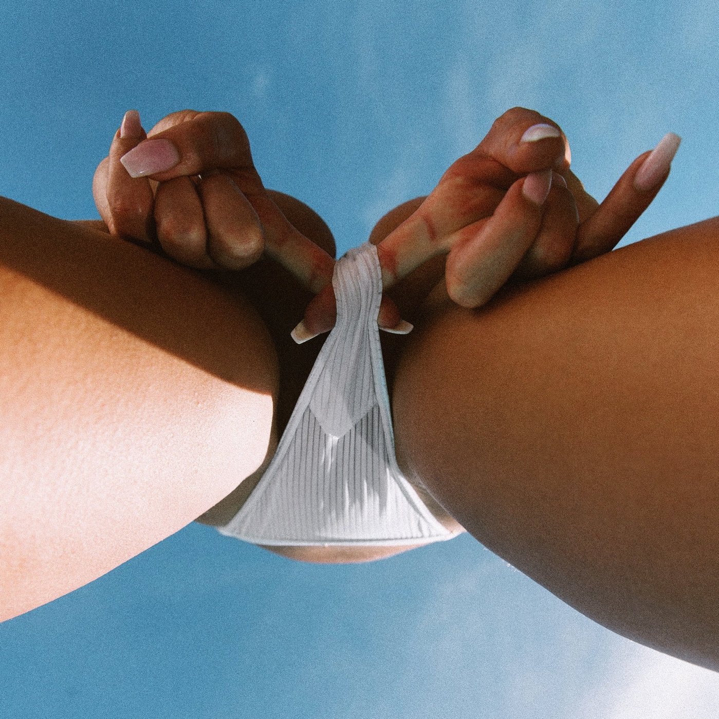 1399x1399, 488 Kb / снизу, пальцы, трусы, бикини, маникюр, ногти