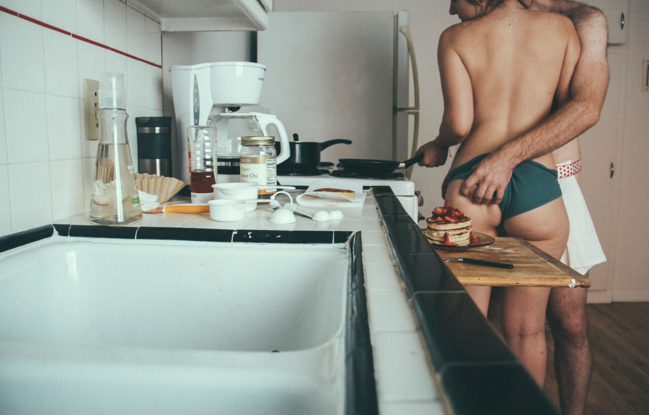 1280x819, 250 Kb / Кухня, попа, трусы, рука