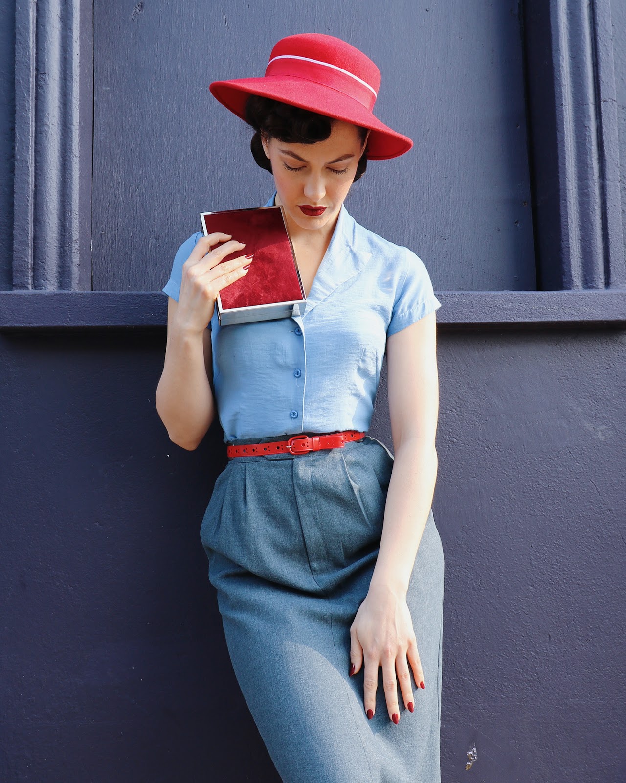 1280x1600, 406 Kb / брюнетка, шляпа, ремешок, красное, юбка, маникюр, ретро