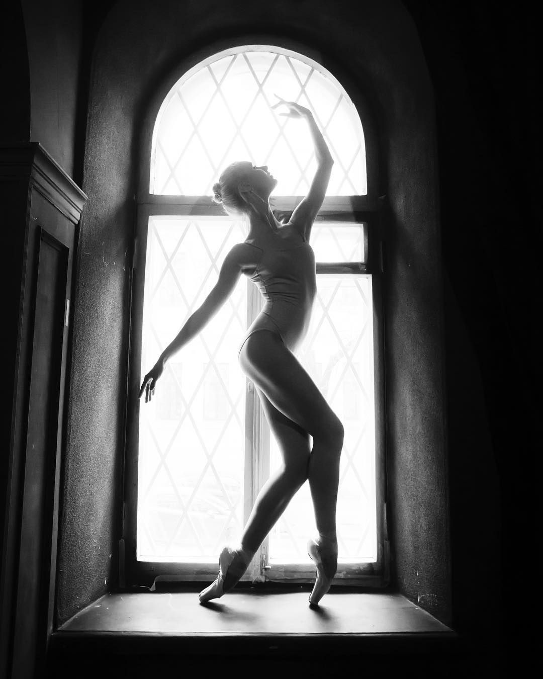 1080x1350, 106 Kb / балерина, окно, боди, пуанты, ч/б, Ольга Голица