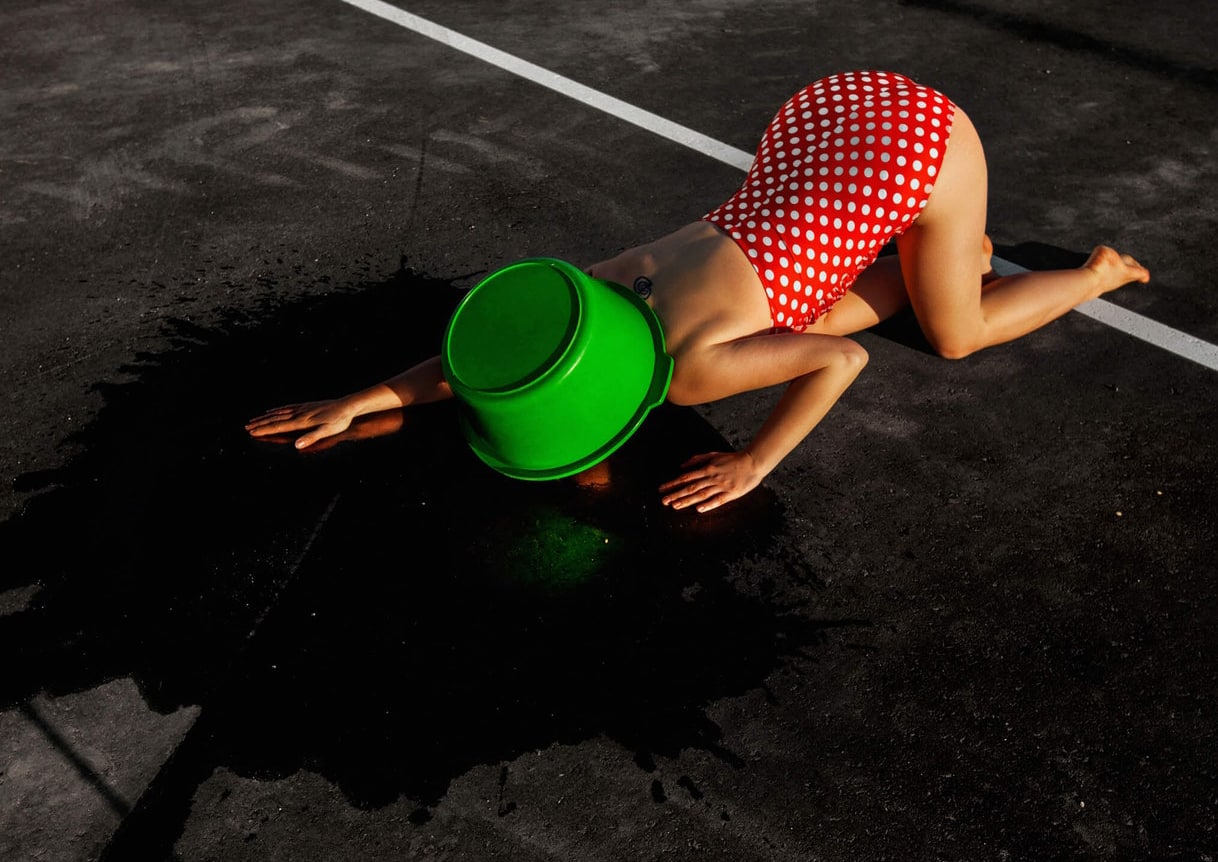 1218x862, 158 Kb / красное, горошек, тазик, асфальт, раком, разметка