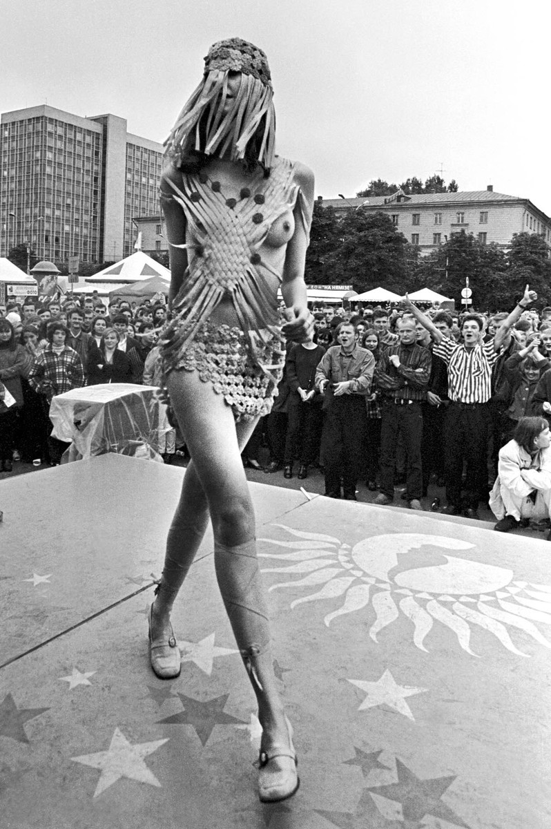 798x1200, 271 Kb / ч/б, Минск, толпа, сиська, моды, сцена, дефиле, показ, сандалии, лента, венок, топлесс, площадь