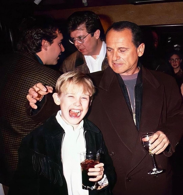 753x800, 137 Kb / Маколей Калкин, Джо Пеши, Нью-Йорк, США, бокал, стакан