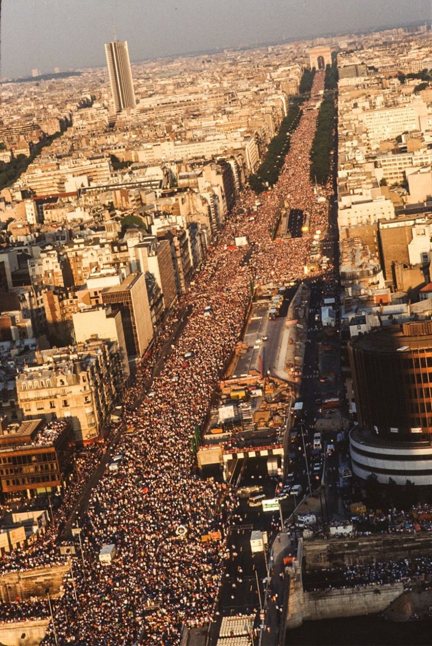 880x1317, 292 Kb / Жан–Мишель Жарр, Париж, концерт, толпа