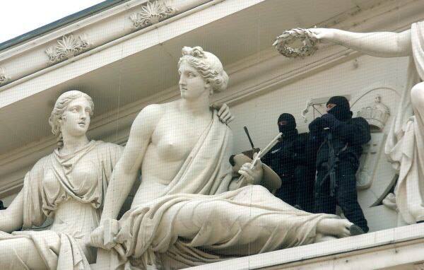 600x382, 47 Kb / Скульптура, омон, засада