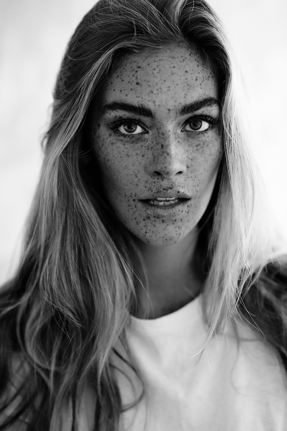 1000x1498, 383 Kb / крашеная, веснушки, ч/б, взгляд, Swantje Paulina
