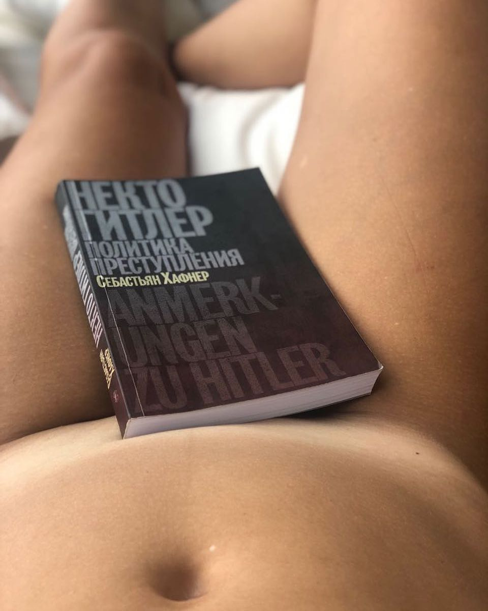 960x1200, 175 Kb / Книга, голая, загар, ноги