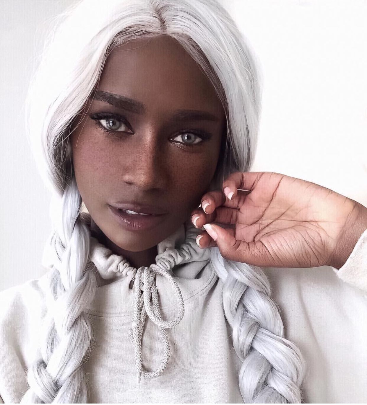 1242x1372, 196 Kb / негр, блондинка, коса, косички, маникюр, Amanda Melvnin, Melvnin Bee