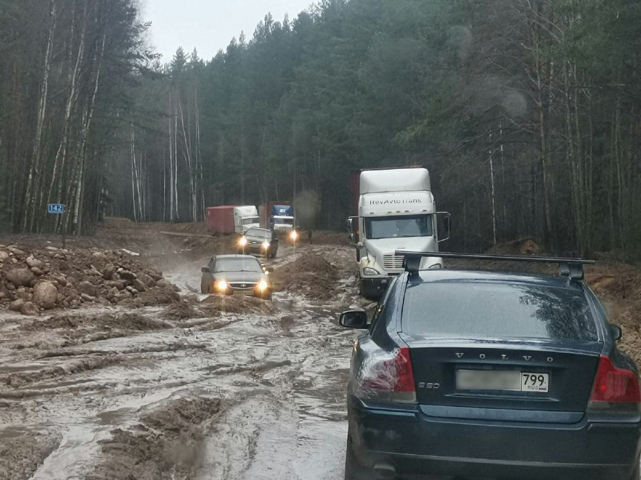 1280x960, 347 Kb / Дорога, трасса, Грязь, бездорожье, Россия, фура, вольво