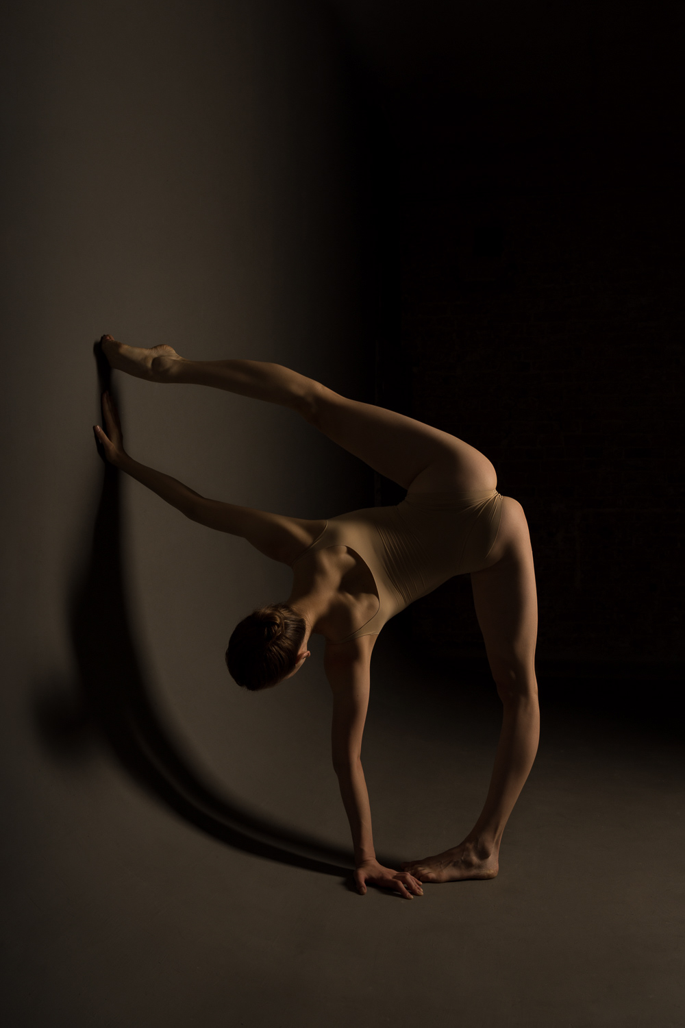 1000x1500, 324 Kb / шпагат, тень, брюнетка