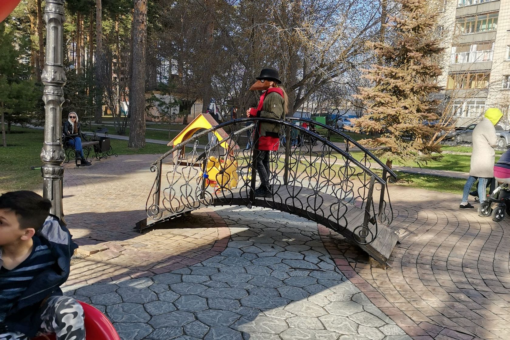 1680x1120, 596 Kb / чума, чумной доктор, маска, клюв, Новосибирск, шляпа, детская площадка